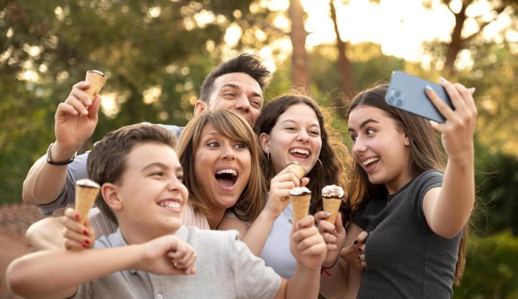 uma familia tomando sorvetes